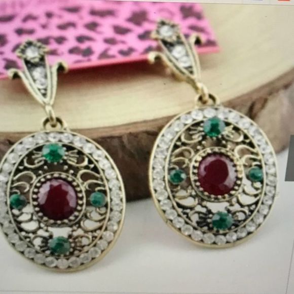 Necklace, Earrings Set, Elegant, Vintage Style Medallion Motif - Picture 5 of 7